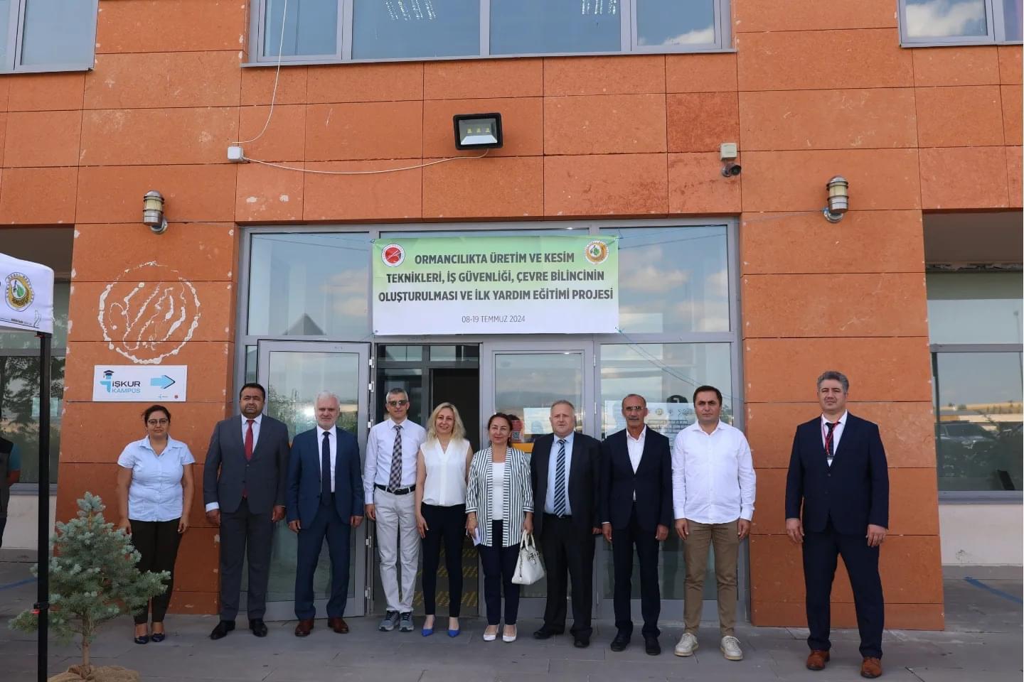 Fakültemiz Öğretim Üyelerinin Yürüttüğü “Ormancılıkta Üretim ve Kesim Teknikleri, İş Güvenliği, Çevre Bilincinin Oluşturulması ve İlk Yardım” Eğitim Programı Başladı