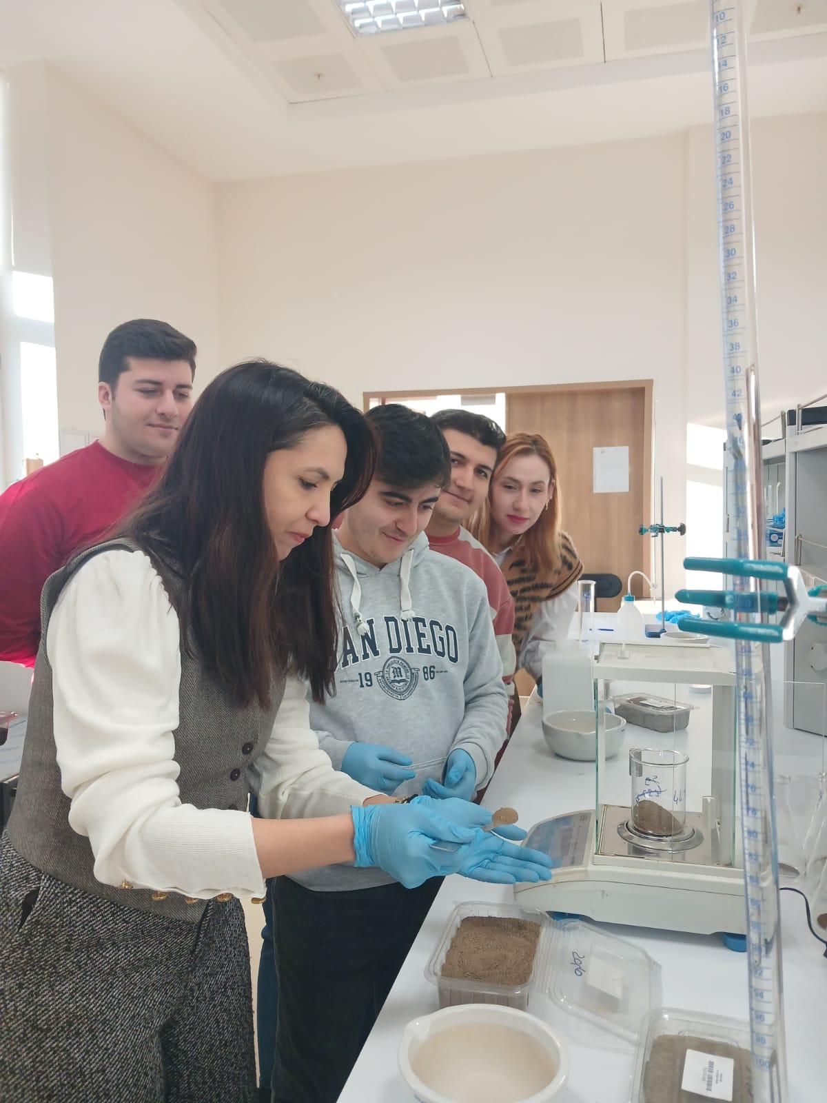 Üniversitemizin Merkezi Araştırma Laboratuvarında Uygulamalı Toprak Analizleri Gerçekleştirildi